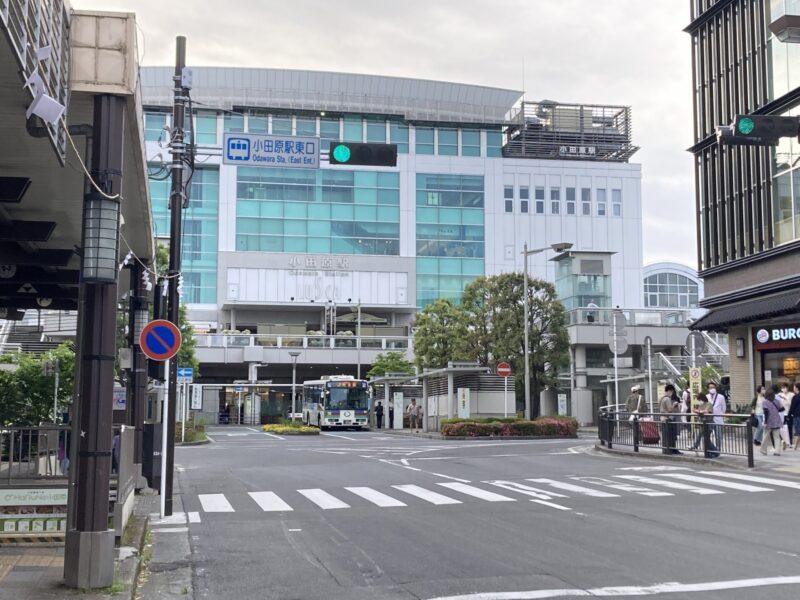 小田原駅東口のバスターミナルと周辺の風景