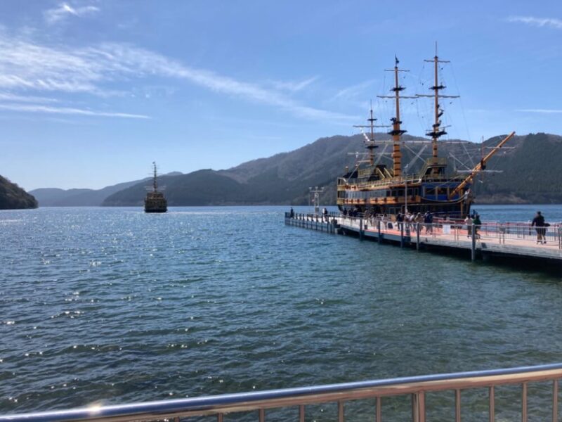 芦ノ湖の桟橋に停泊している海賊船