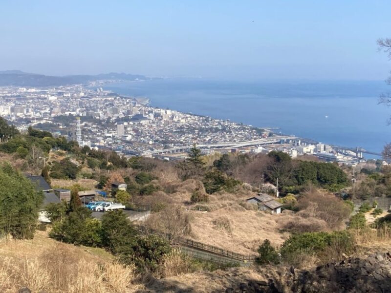 山の上から見た街と海景色