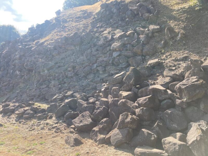 石垣とたくさんの石が積まれた土手の風景