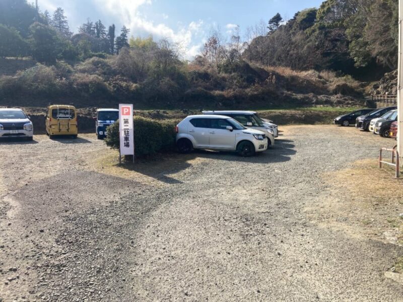 第2駐車場に車がとまっている様子