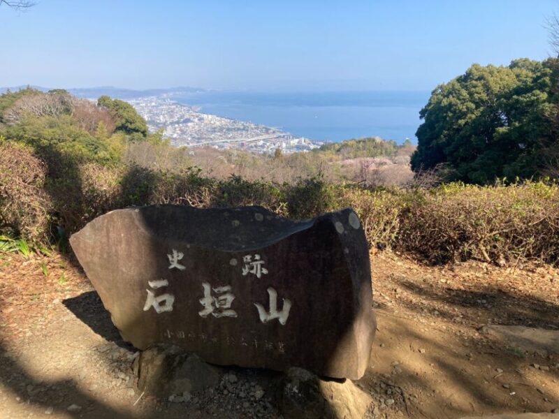 石垣山からの景色 石碑と海が見える